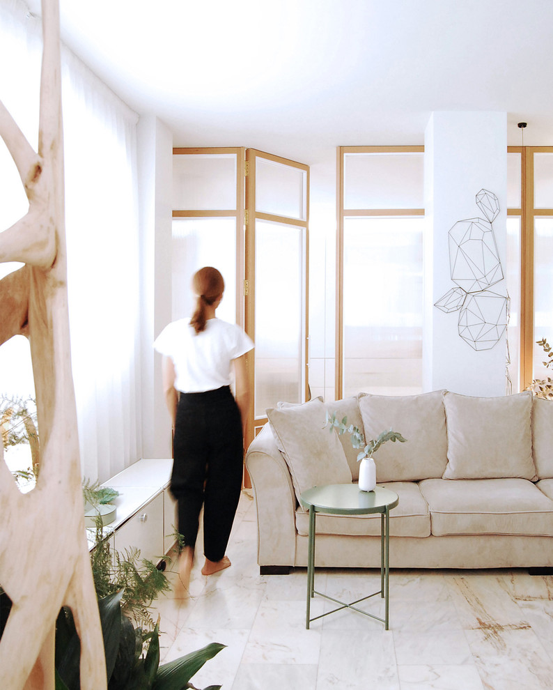 Mittelgroßes, Fernseherloses, Offenes Modernes Wohnzimmer ohne Kamin mit weißer Wandfarbe, Marmorboden und rosa Boden in Sonstige