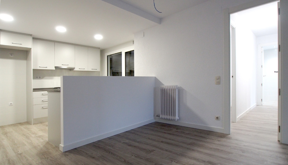 Foto de salón abierto contemporáneo de tamaño medio con paredes blancas, suelo de madera en tonos medios y suelo gris