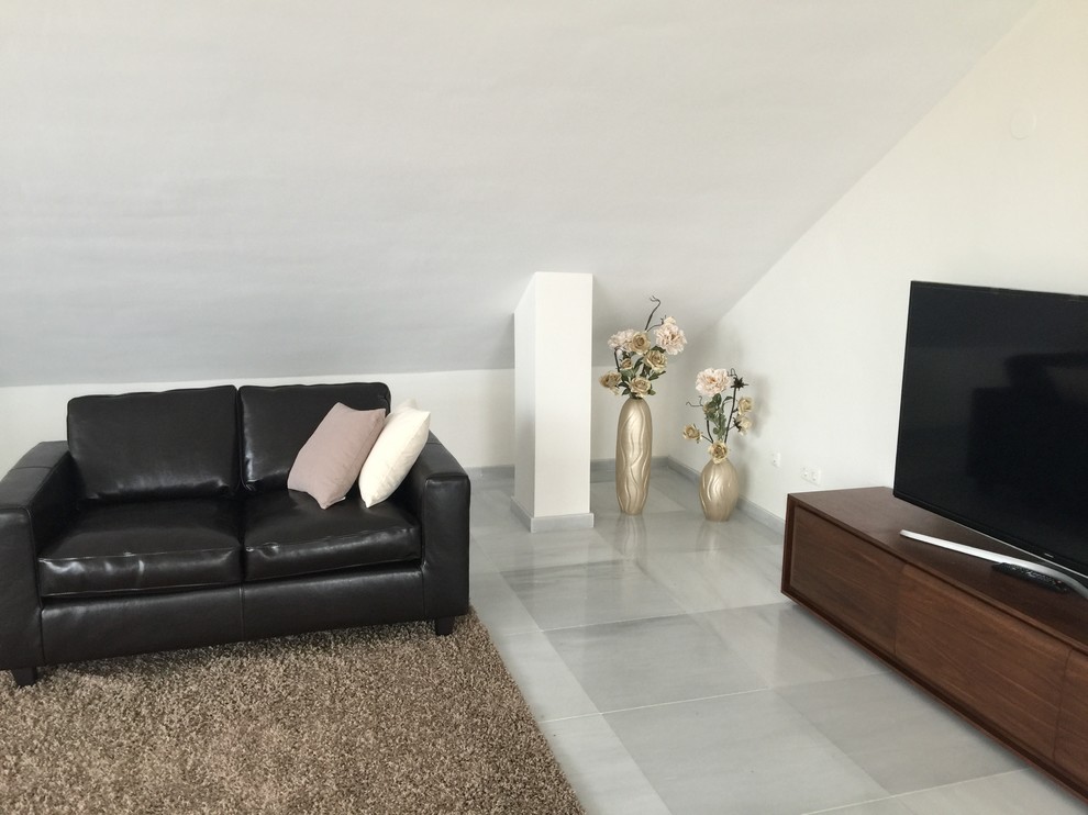 Foto de salón minimalista de tamaño medio con paredes blancas, suelo de mármol y suelo gris