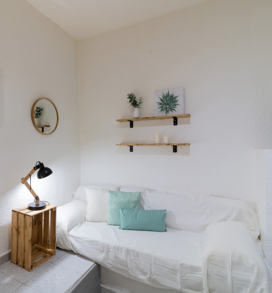 Свежая идея для дизайна: маленькая двухуровневая гостиная комната в скандинавском стиле для на участке и в саду - отличное фото интерьера