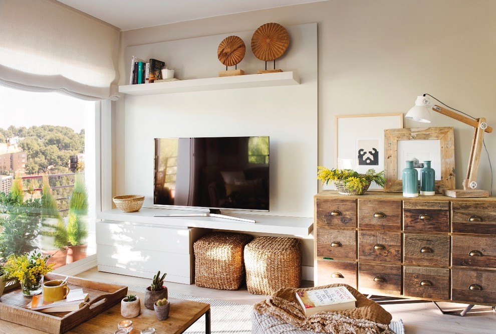 Imagen de salón para visitas abierto mediterráneo pequeño con paredes beige, suelo de madera clara, televisor independiente y suelo beige