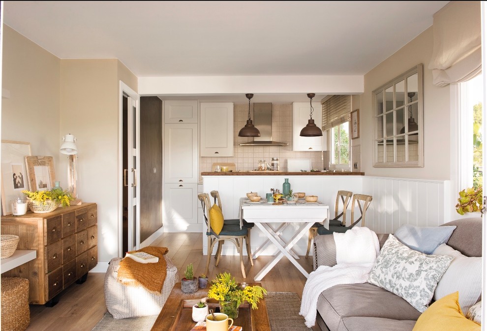 Idee per un piccolo soggiorno mediterraneo aperto con sala formale, pareti beige, parquet chiaro, TV autoportante e pavimento beige