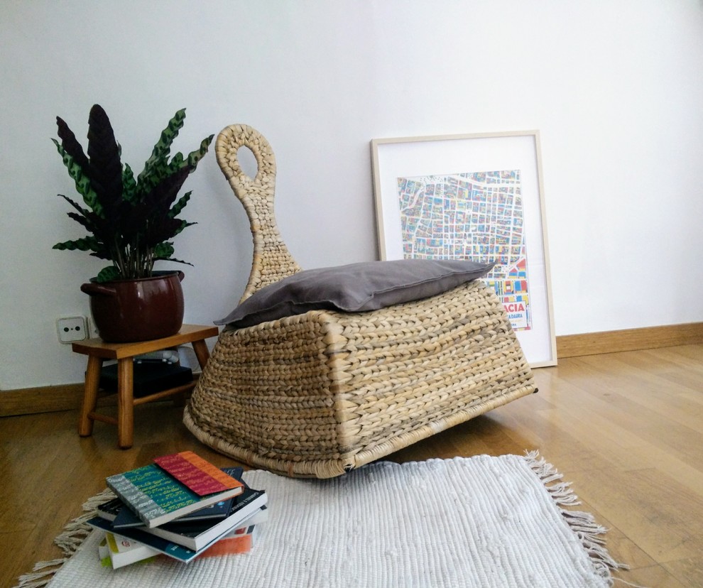 Imagen de salón abierto pequeño sin televisor con paredes blancas y suelo de madera clara