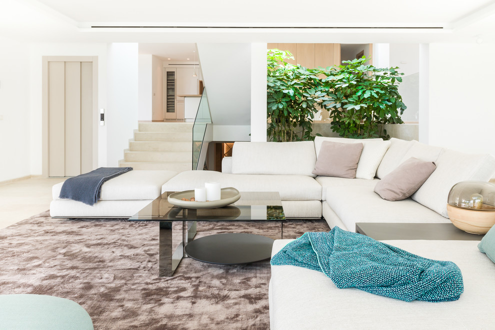 Источник вдохновения для домашнего уюта: открытая гостиная комната в современном стиле с белыми стенами без камина