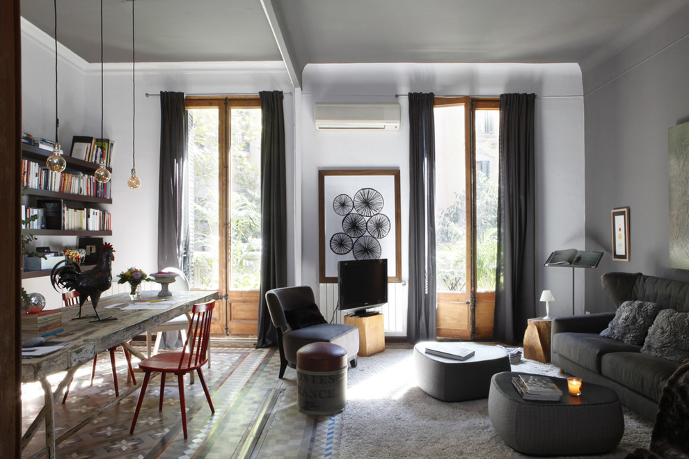 Repräsentatives, Großes, Offenes Eklektisches Wohnzimmer ohne Kamin mit grauer Wandfarbe, Keramikboden und freistehendem TV in Barcelona