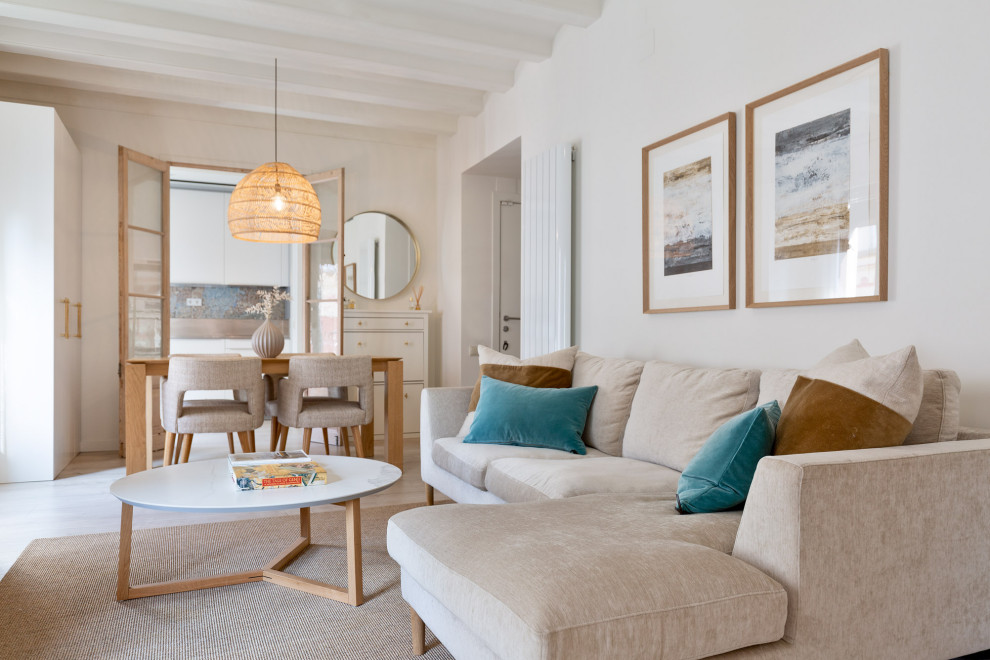 Idee per un piccolo soggiorno mediterraneo aperto con pareti bianche, parquet chiaro e TV a parete