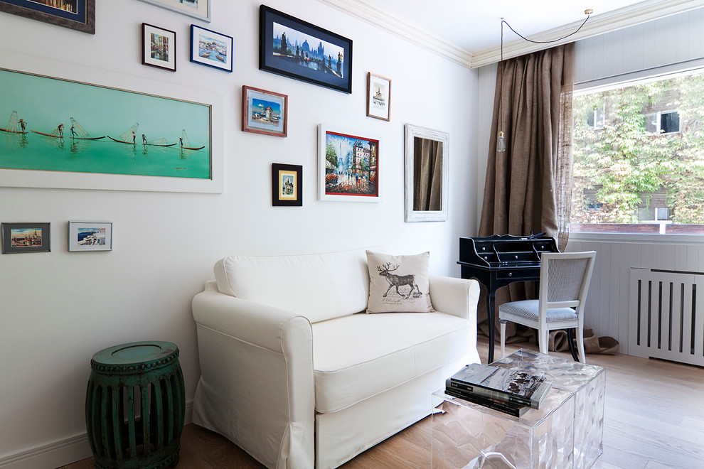 Ejemplo de salón para visitas abierto tradicional renovado pequeño sin chimenea y televisor con paredes blancas y suelo de madera en tonos medios