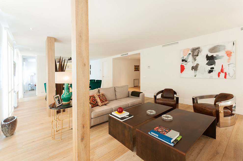 Großes, Repräsentatives, Offenes Modernes Wohnzimmer ohne Kamin mit weißer Wandfarbe und braunem Holzboden in Madrid