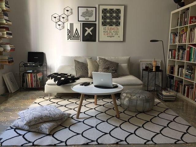 Imagen de salón cerrado nórdico de tamaño medio con paredes blancas, suelo de baldosas de cerámica y televisor independiente