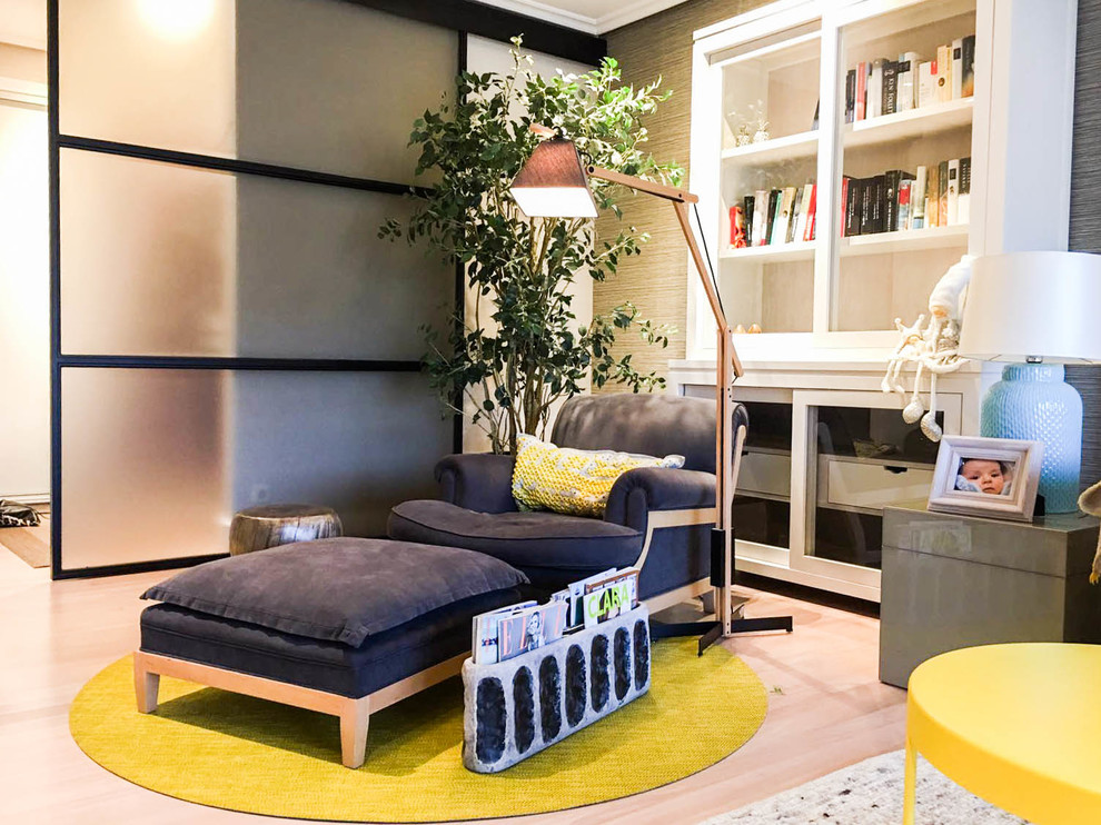 Skandinavisches Wohnzimmer mit grauer Wandfarbe und hellem Holzboden in Bilbao