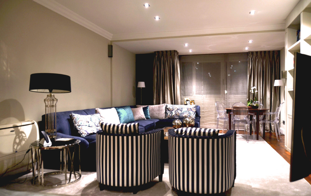 Свежая идея для дизайна: открытая гостиная комната среднего размера в классическом стиле с серыми стенами и паркетным полом среднего тона - отличное фото интерьера