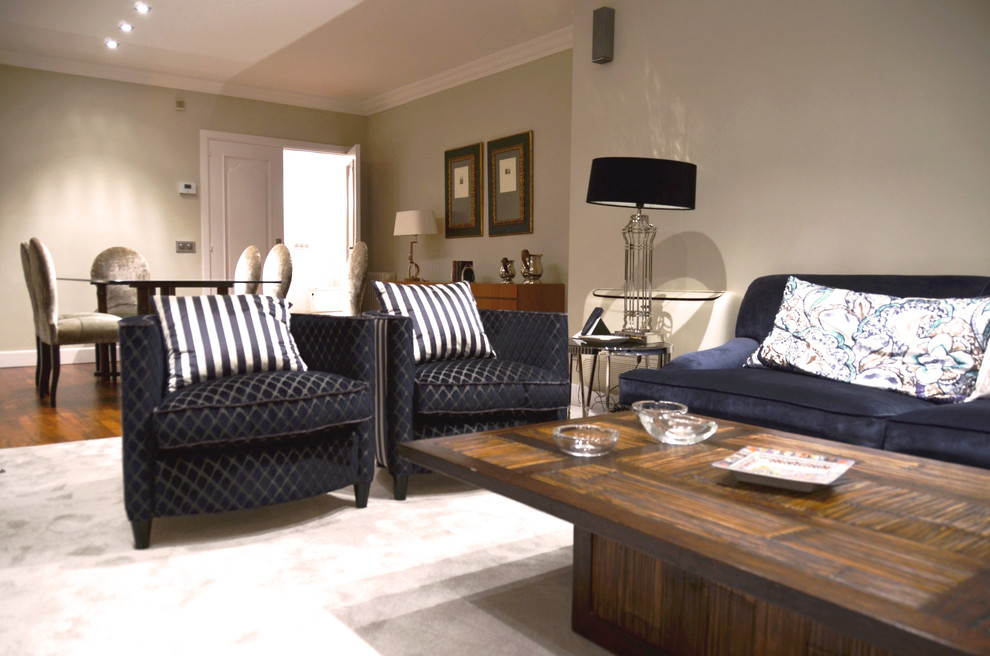 Ejemplo de salón abierto tradicional de tamaño medio con paredes grises y suelo de madera en tonos medios