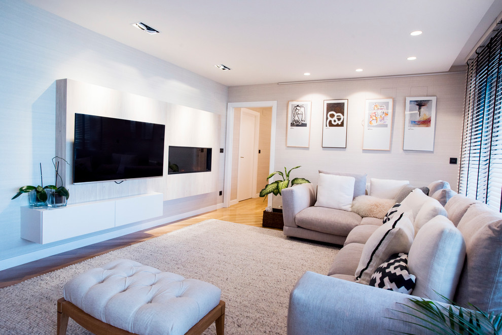 Diseño de salón actual con televisor colgado en la pared