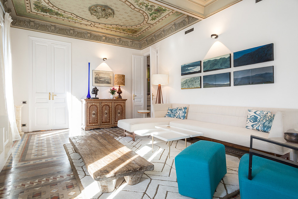 Diseño de salón para visitas cerrado bohemio grande sin chimenea y televisor con paredes blancas y suelo de baldosas de cerámica