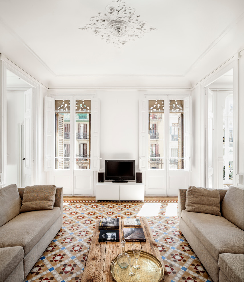 Пример оригинального дизайна: парадная, изолированная гостиная комната среднего размера в стиле неоклассика (современная классика) с белыми стенами, отдельно стоящим телевизором и полом из керамической плитки без камина