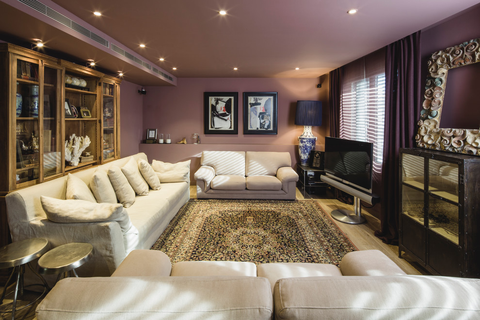 Mittelgroßes, Repräsentatives, Abgetrenntes Eklektisches Wohnzimmer ohne Kamin mit lila Wandfarbe, braunem Holzboden und freistehendem TV in Barcelona