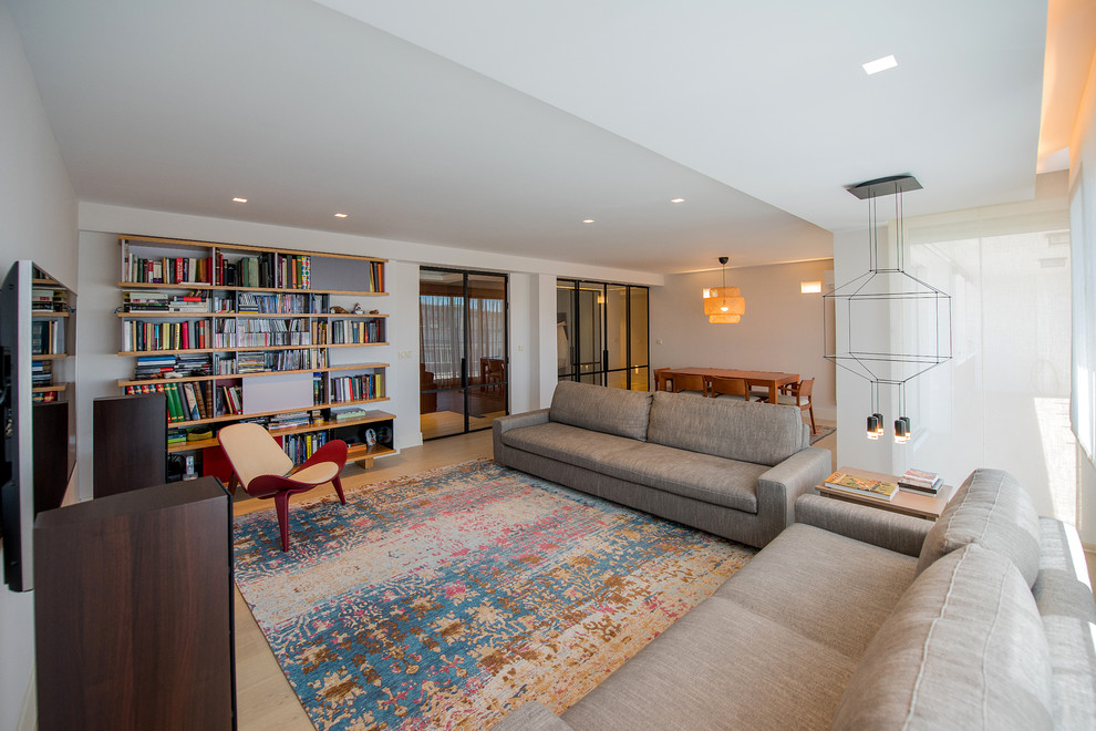 Idee per un soggiorno design di medie dimensioni e chiuso con libreria, pareti bianche e TV a parete