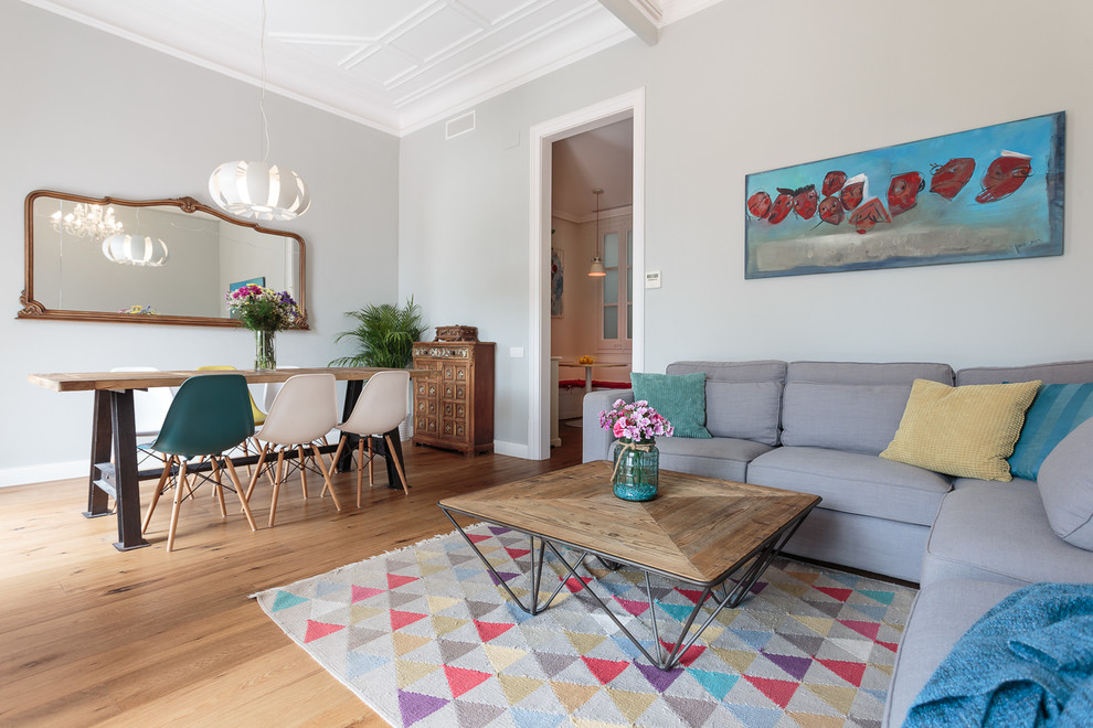 Imagen de salón para visitas abierto clásico renovado de tamaño medio sin chimenea con suelo de madera en tonos medios y paredes grises