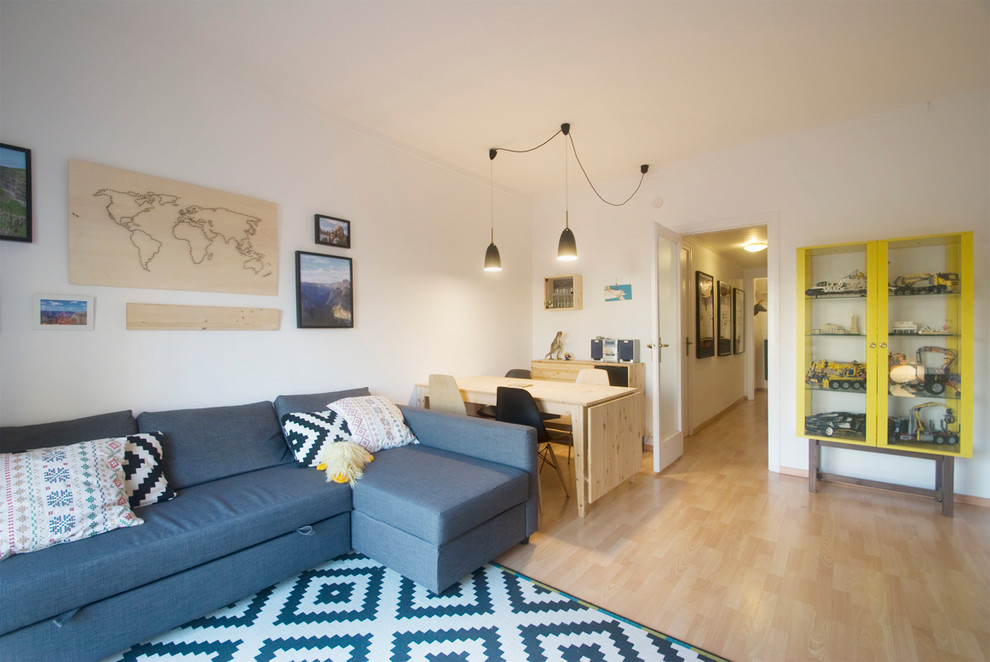 Exempel på ett mellanstort minimalistiskt separat vardagsrum, med ett finrum, vita väggar och ljust trägolv