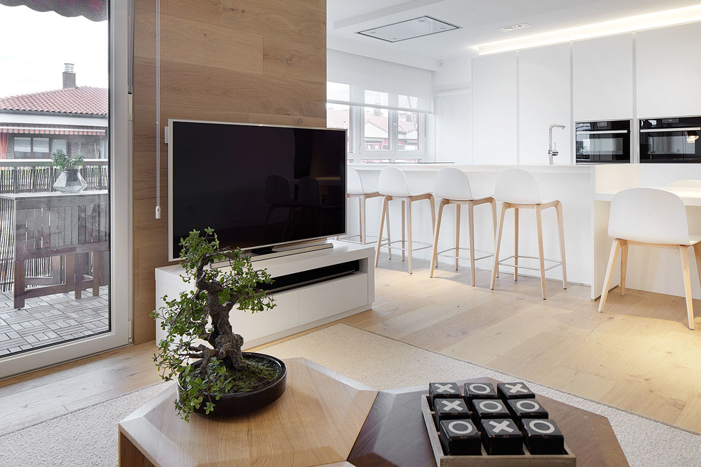 Diseño de salón para visitas abierto contemporáneo de tamaño medio sin chimenea con paredes blancas, suelo de madera en tonos medios y pared multimedia