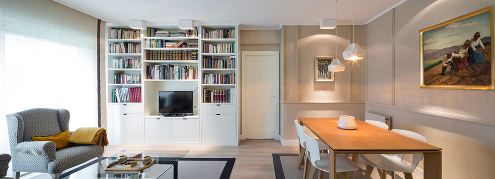 Mittelgroßes Klassisches Wohnzimmer ohne Kamin mit beiger Wandfarbe, braunem Holzboden und Multimediawand in Bilbao