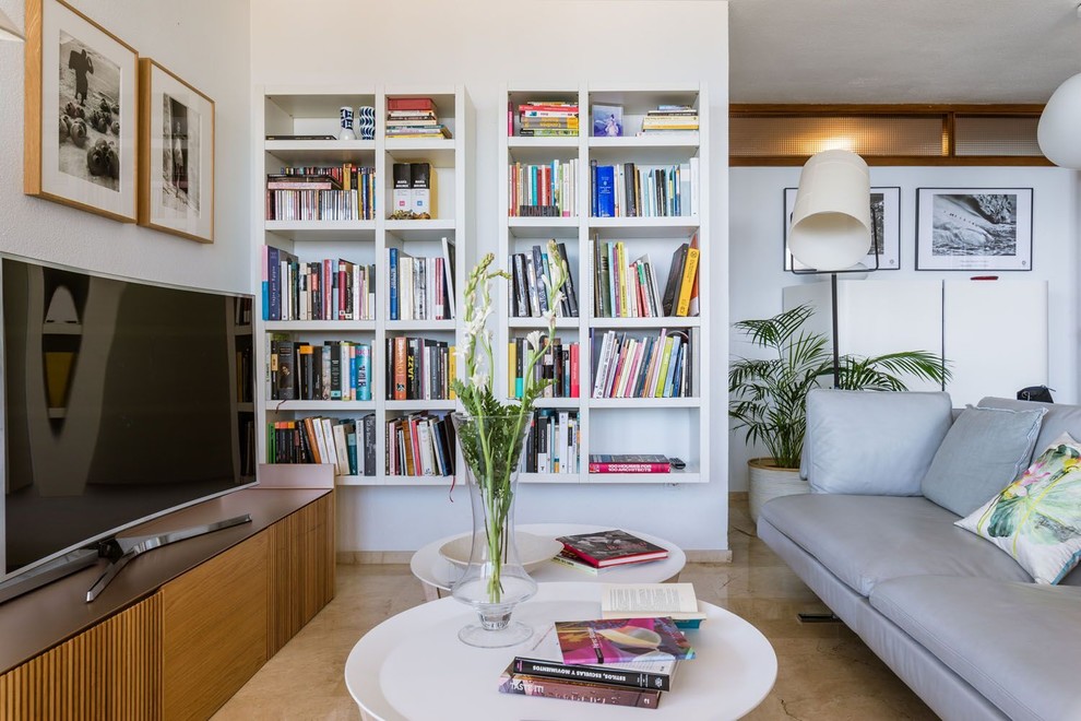 Идея дизайна: открытая гостиная комната среднего размера в современном стиле с белыми стенами, светлым паркетным полом и отдельно стоящим телевизором