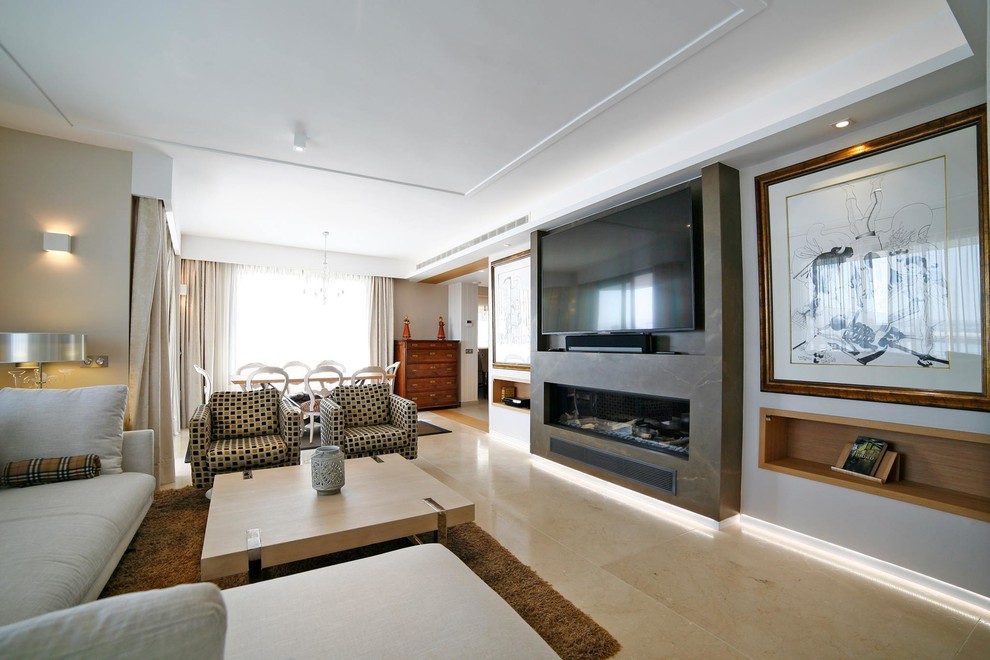 Ispirazione per un grande soggiorno minimal con pareti beige, TV a parete e pavimento beige
