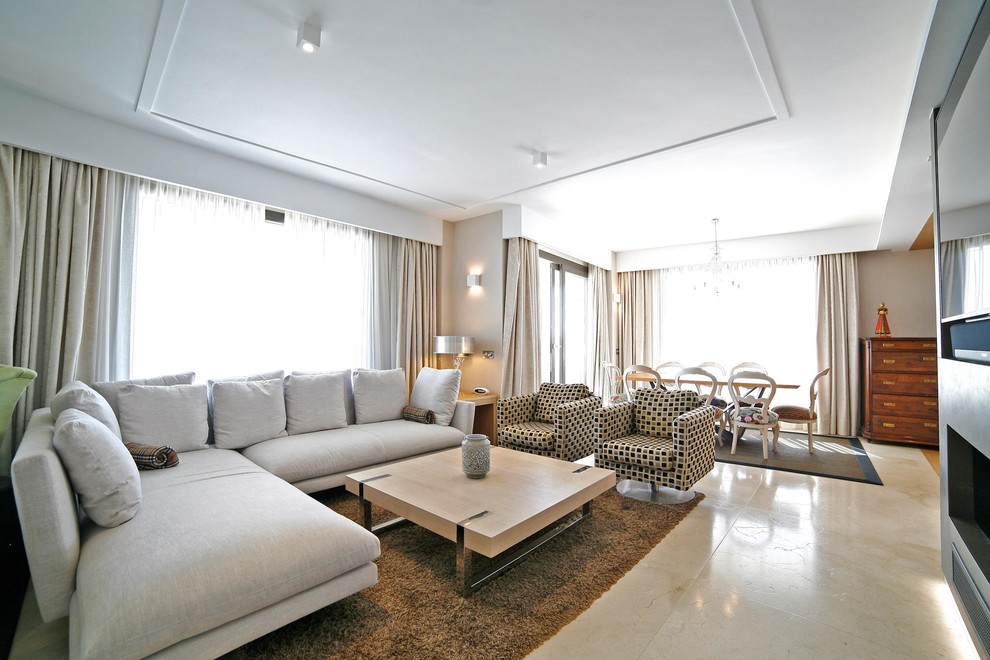 Großes, Offenes Modernes Wohnzimmer mit beiger Wandfarbe, TV-Wand, beigem Boden und Gaskamin in Malaga