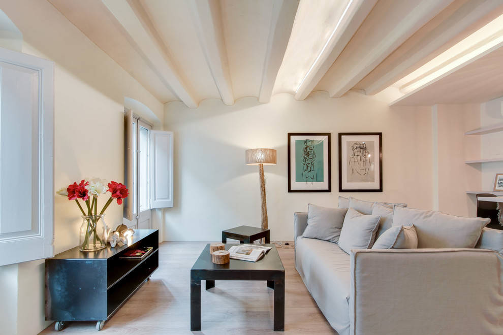 Diseño de salón para visitas cerrado clásico renovado de tamaño medio sin chimenea y televisor con paredes blancas y suelo de madera clara