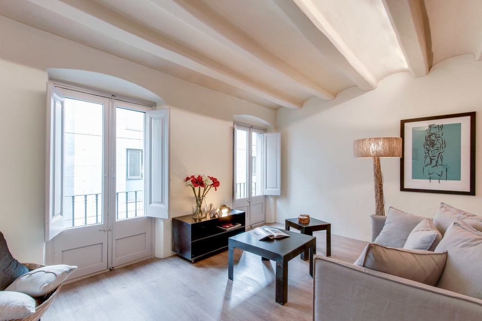 Diseño de salón para visitas cerrado clásico renovado de tamaño medio sin chimenea y televisor con paredes blancas y suelo de madera en tonos medios