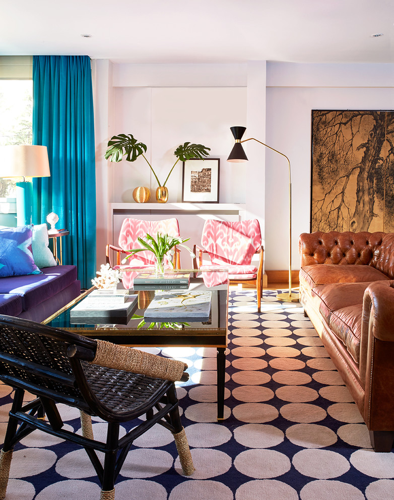 На фото: парадная, открытая гостиная комната среднего размера в современном стиле с белыми стенами и ковровым покрытием без камина, телевизора