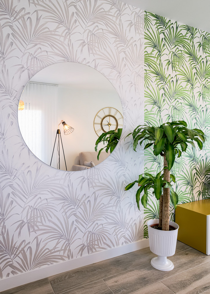 Inspiration för minimalistiska vardagsrum, med vita väggar, mellanmörkt trägolv, en fristående TV och grått golv