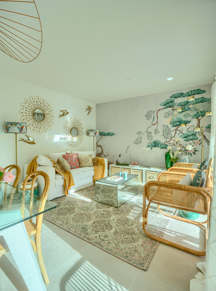 Diseño de salón abierto exótico de tamaño medio con paredes multicolor, suelo de baldosas de cerámica, suelo beige y papel pintado