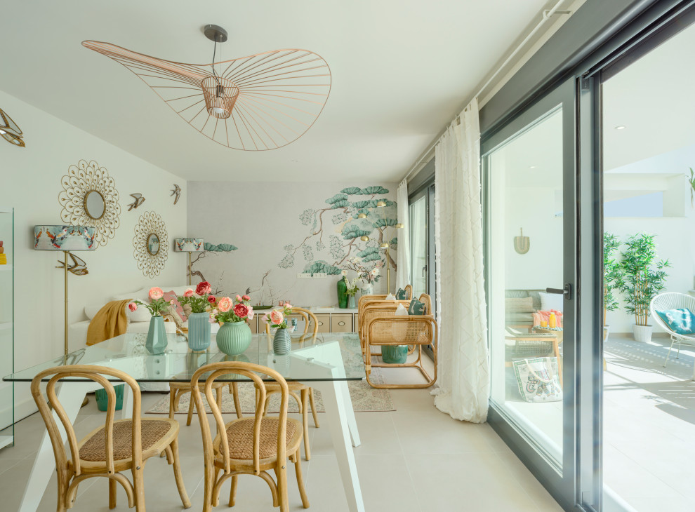 Idee per una sala da pranzo tropicale di medie dimensioni con pareti multicolore, pavimento con piastrelle in ceramica, pavimento beige e carta da parati