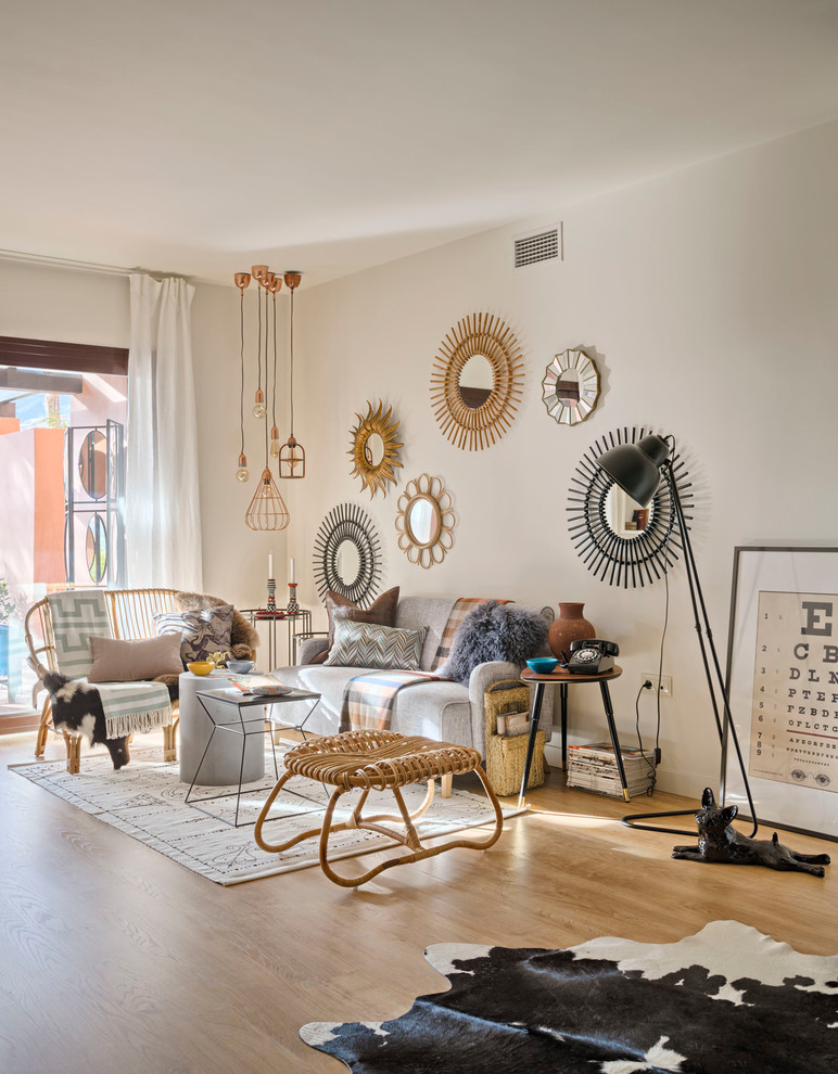 Repräsentatives, Offenes, Großes, Fernseherloses Stilmix Wohnzimmer ohne Kamin mit beiger Wandfarbe und hellem Holzboden in Malaga