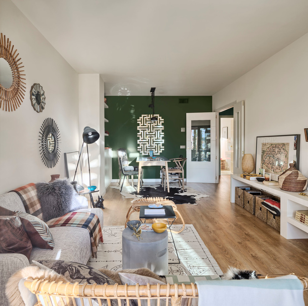 Источник вдохновения для домашнего уюта: парадная, открытая гостиная комната среднего размера в стиле фьюжн с паркетным полом среднего тона и зелеными стенами