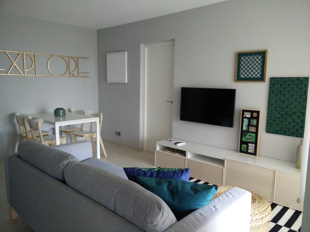 Свежая идея для дизайна: открытая гостиная комната среднего размера в современном стиле с серыми стенами, светлым паркетным полом, телевизором на стене и бежевым полом - отличное фото интерьера