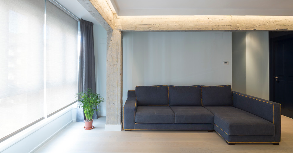 Ejemplo de salón para visitas cerrado tradicional renovado de tamaño medio sin chimenea con paredes grises y suelo de madera en tonos medios