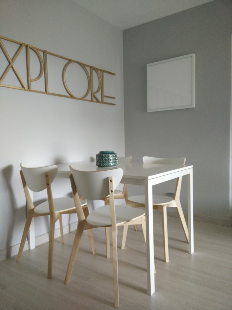 Inspiration för mellanstora moderna vardagsrum, med grå väggar, ljust trägolv och beiget golv