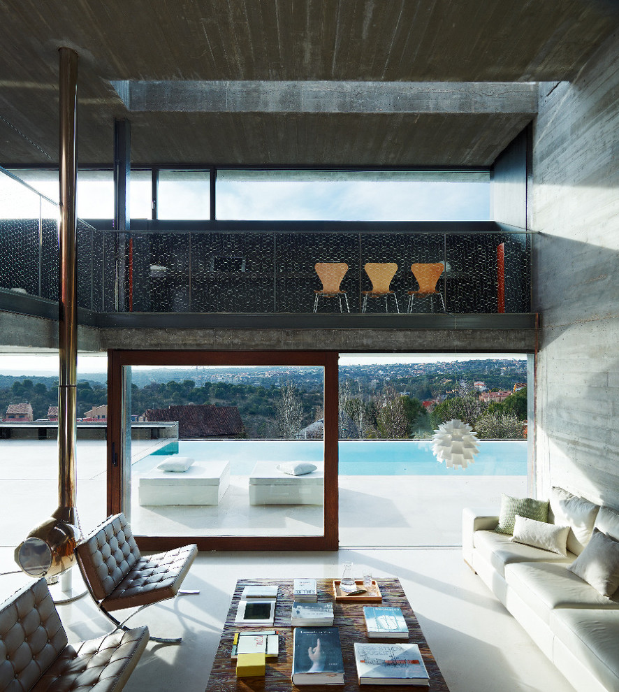 Идея дизайна: большая парадная, изолированная гостиная комната в стиле модернизм с бетонным полом и серыми стенами без телевизора, камина