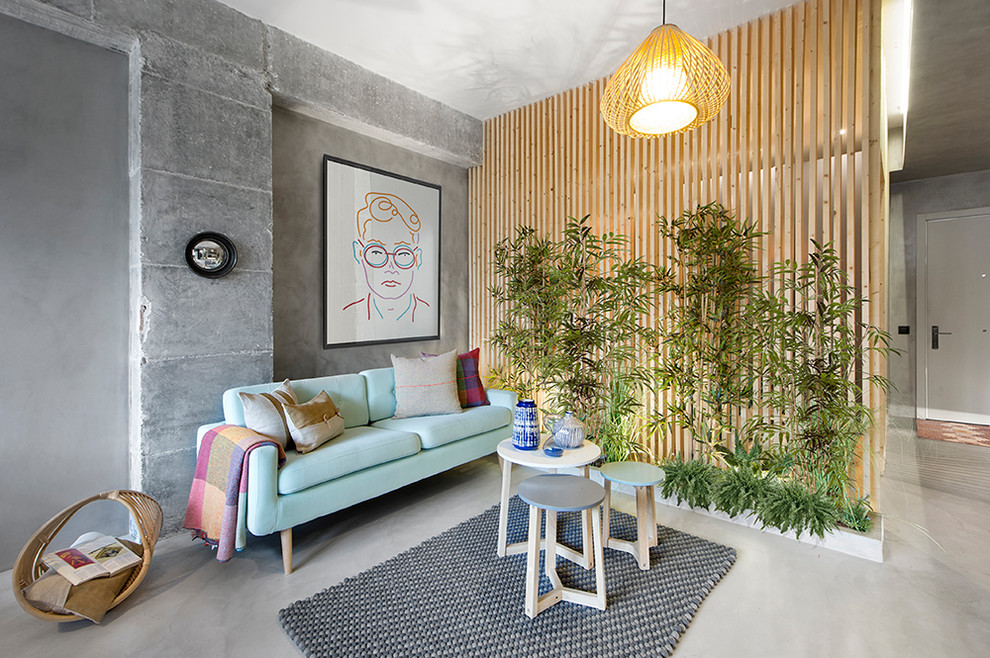 Eklektisches Wohnzimmer mit grauer Wandfarbe, Betonboden und grauem Boden in Barcelona