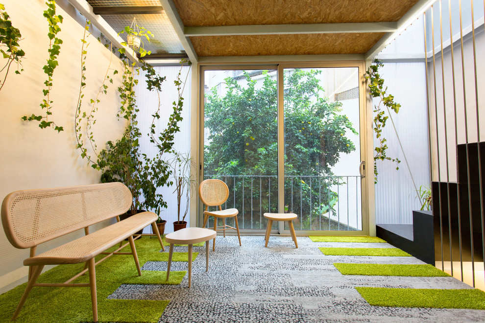 Свежая идея для дизайна: маленькая парадная, открытая гостиная комната в стиле фьюжн с зелеными стенами и ковровым покрытием без телевизора для на участке и в саду - отличное фото интерьера
