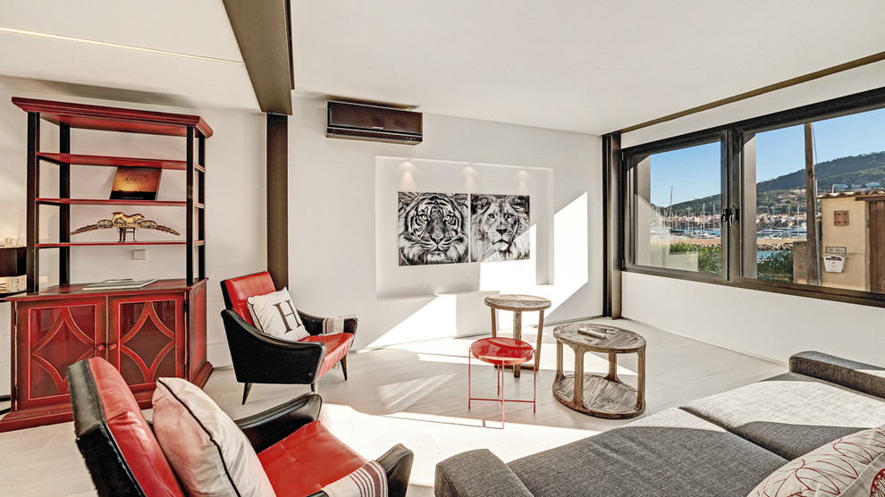Diseño de salón para visitas abierto bohemio grande sin chimenea y televisor con paredes blancas y suelo de madera pintada