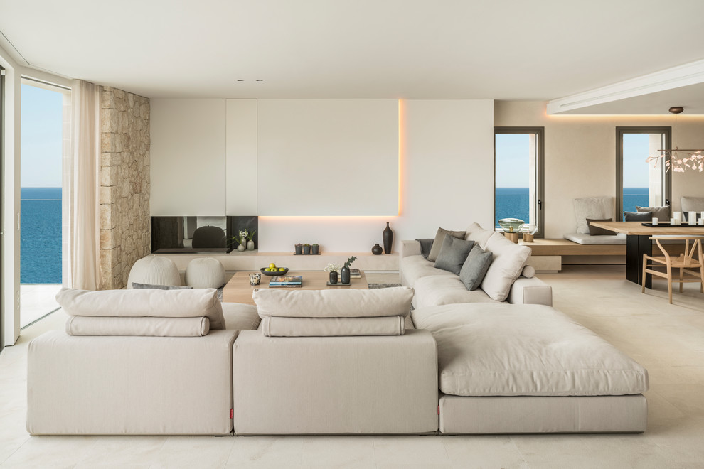 Esempio di un soggiorno stile marinaro con pareti bianche e pavimento beige