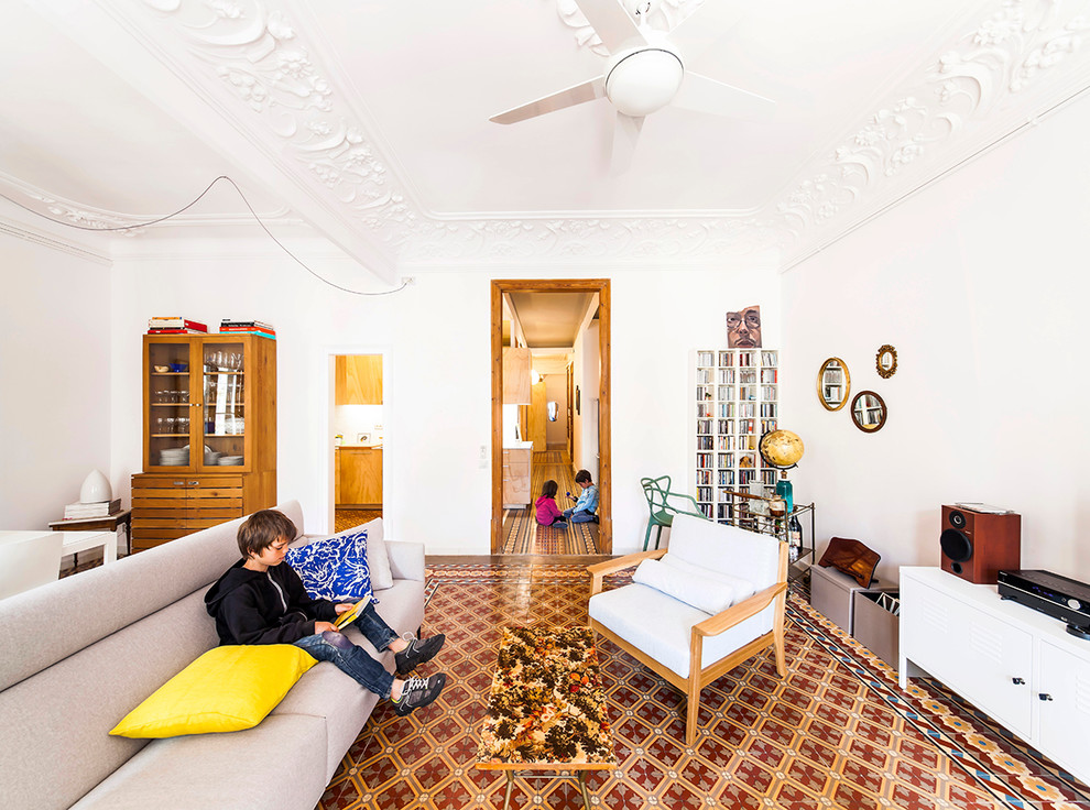 Großes, Repräsentatives, Fernseherloses, Abgetrenntes Modernes Wohnzimmer ohne Kamin mit weißer Wandfarbe und Keramikboden in Barcelona