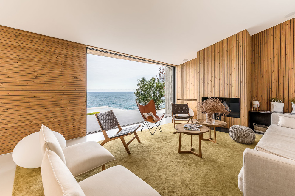 Cette photo montre un salon bord de mer ouvert avec un mur marron, une cheminée ribbon, un manteau de cheminée en bois et un sol beige.