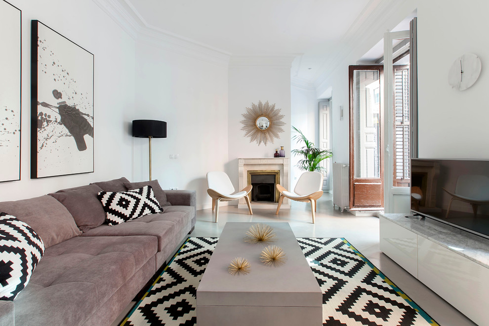 マドリードにある高級な広いコンテンポラリースタイルのおしゃれなリビング (白い壁、コンクリートの床、据え置き型テレビ、標準型暖炉、石材の暖炉まわり) の写真