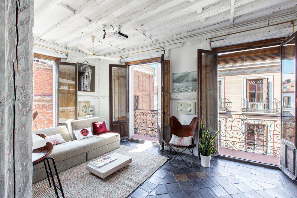 Mittelgroßes, Repräsentatives, Fernseherloses, Offenes Eklektisches Wohnzimmer ohne Kamin mit weißer Wandfarbe und Terrakottaboden in Madrid