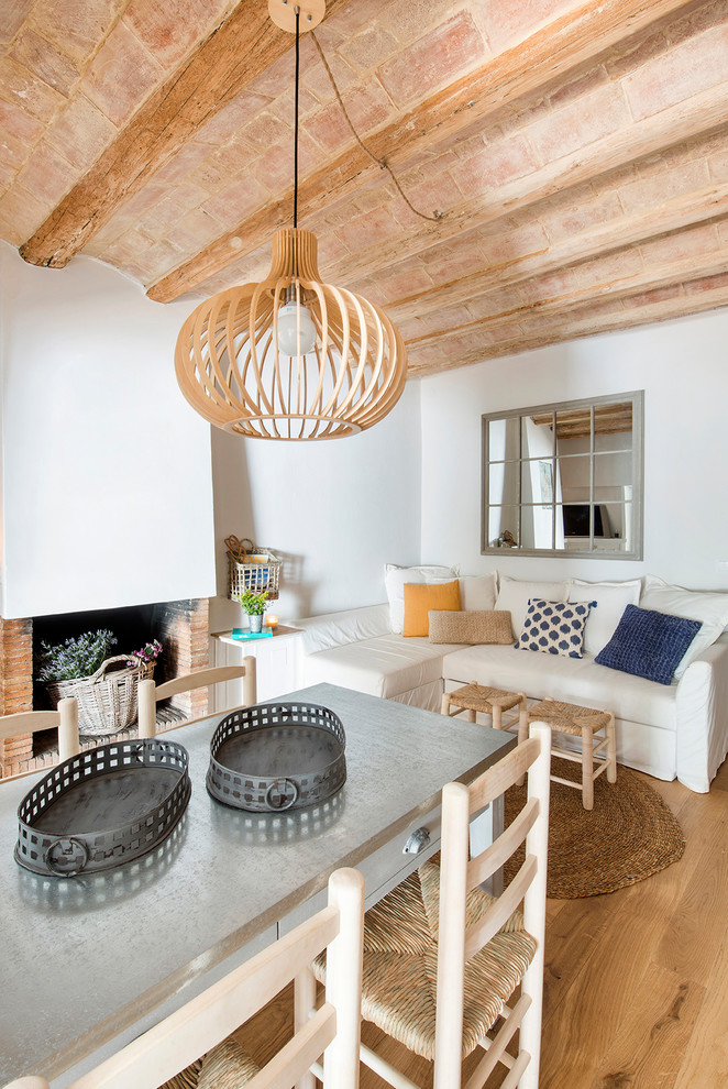 Идея дизайна: гостиная комната в средиземноморском стиле с стандартным камином и фасадом камина из кирпича