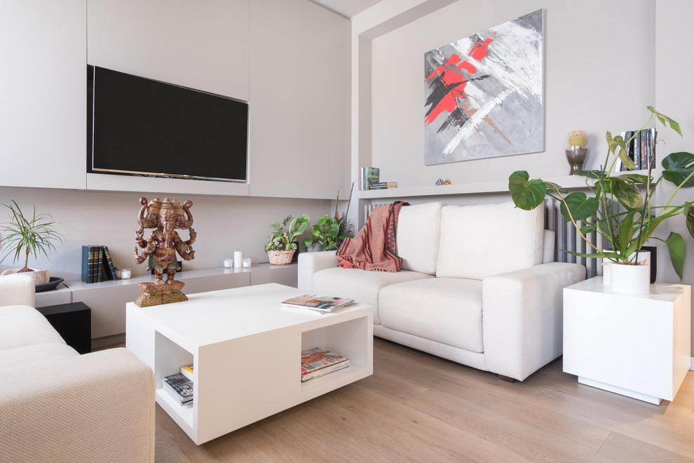 Imagen de salón minimalista con paredes grises y suelo laminado